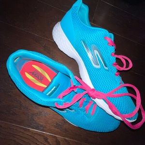 Skechers Women’s Goga Max Athletic Shoes size 11